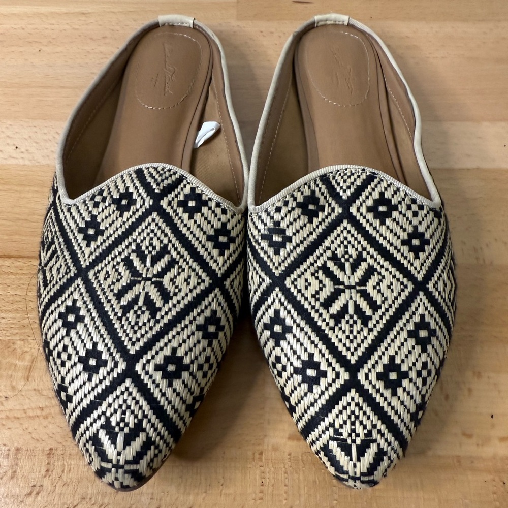 Universal Thread Black and Cream Patterned Women's Mules, size 5